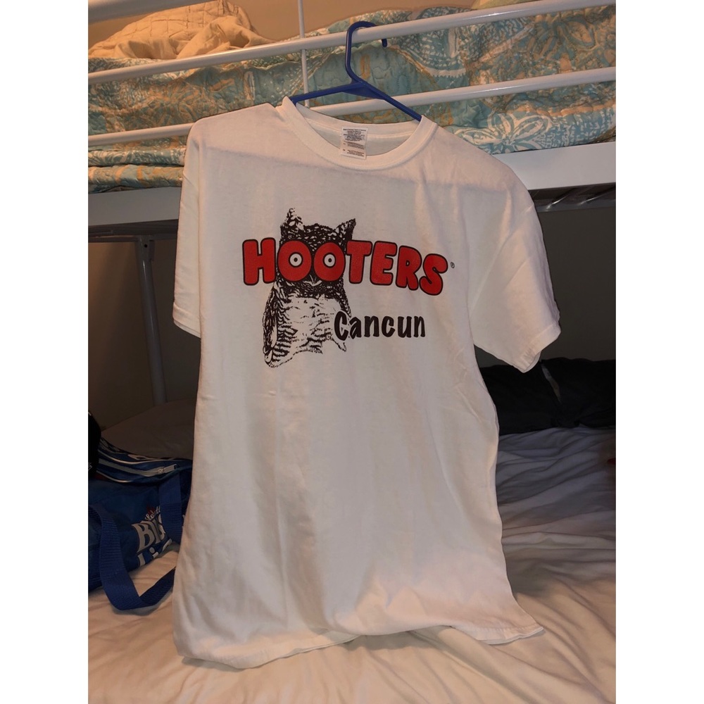 Hooters Cancun T Shirt